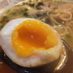 ラーメン櫻島 - 櫻島ラーメン　８５０円の味玉の中　【　２０１３年１１月　】