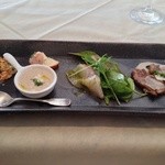 前菜、右から仔羊のソテーとレンコンのオリーブオイル和え、カンパチのカルパッチョ、生ハムのパテ、キノコのポタージュ、アジのパン粉焼き