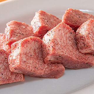 Full of live feeling! Hearty, extra-thick meat cut right in front of you!