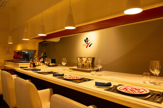 Furenchi Kappou Yado - カウンター席は、料理人が間近で見られる特等席です。季節に応じて、移り変わる野菜や魚たちを丁寧に料理します。
