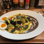 カレーハウス すぷ～ん - 限定カレーに揚げナスとゆでたまごトッピングで1,130円安い　色鮮やかなカレー