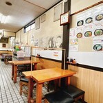 うどん市場 めんくい - 年月を感じる店内(これまた好み)