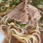 ラーメン 藤 - チャーシューは薄切りの赤身部位だ。