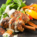 spezie bell bell - 仔羊のミンチの串焼き ヨーグルトとハリッサソース