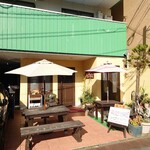 シャンティ - 穏やかな季節には、テラス席も人気です。