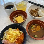 Bistro COCONE - 朝食ビュッフェは海鮮丼がなかなかの優れもの、カレーやその他の食べ物もなかなかのもの。