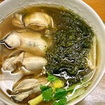 Teuchi Soba Sakaki - 牡蠣そばは、目指した甲斐のある美味しさ♪
                        たっぷり、ぷっくりの牡蠣に、磯の風味を立たせるあおさ海苔。
                        お蕎麦は二八と思いますが、程よいコシを残して、こちらは柔らかく美味しいお出汁との相性も良き(^^)