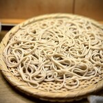 Teuchi Soba Sakaki - もともと二八の「せいろ」は、追加料金で変更可能な十割で。
                        正直、コシ、香りとも個人的には物足りなく…
                        ツユも、鰹出汁というよりは「おかか」な印象で、好みとは違いましたが、普通に満足できるクオリティ。