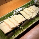 Teuchi Soba Sakaki - 少し爽やかな青大豆と、甘み豊かな黄大豆の湯葉刺し。
                        楽しい食べ比べ♪