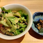 うみからそらへ - サラダと小鉢(ピーマンとカブの塩昆布和え)