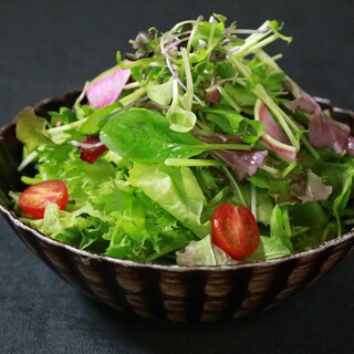 ステーキご注文でフレッシュサラダ食べ放題！カスタムも◎