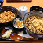 Teuchi Soba Gokurakuno - たぬきそば750円、たぬき丼300円