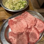 宮古牛焼肉 喜八 - ネギ塩たん。おネギが別皿でたっぷりついてきました。