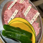 宮古牛焼肉 喜八 - 料理写真:5種盛り合わせは赤身で良い具合に脂がのってて、サラっと甘み感じる脂は全然脂っこくない！それぞれの味や食感の違うお肉を楽しめました。