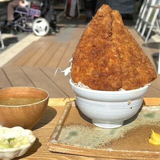南部よろこび茶食堂 - 料理写真:ソースカツ富士山丼2000円＋ご飯大盛り無料！味噌汁も入れた総重量は1200g位以上！