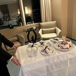 パーク ハイアット 東京 - ルームサービスでペストリーブティックのホールケーキを持ってきてもらいました♪