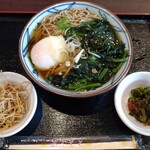 そばの神田 - 朝そば（左は無料の揚げそば）