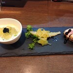 Seiyou Shokudou Minatoya - 本日の飲み比べセットの三種盛り、シラスと青海苔が入っている茶碗蒸し的な逸品、ワカサギかなエスカベッシュ、鶏肉　どれも前菜としては素晴らしい品々