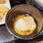 Marugame Seimen - ツユとは別注の温泉卵　出汁醤油を入れて