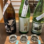 かすり - 地酒の利き酒三種セット。スッキリ甘めで飲みやすい石見銀山、ほのかな酸味でふくらみのある池月、旨味強めの扶桑鶴。