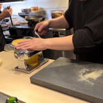 U.KAI - 手際よく可愛い手巻き製麺機で生地が伸ばされる♪