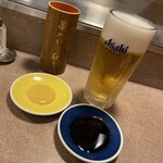Akiyoshi - ひとりなのでカウンターに。とりあえずのチンカチンカのひゃっこい生ビールとカラシとタレ。席に着くと店員さんがその場でカラシやタレを注いでくれます