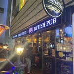 HUB - 店頭外観　外の席も満員