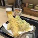 本格派博多うどん はし田たい吉 - 野菜天¥300、ちくわ天¥150、瓶ビール（中）¥600