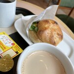 カフェ・ベローチェ - モーニングB カイザーサンド スクランブルエッグ・ベーコン ブレンドコーヒーセット 480円 カフェモカR 390円