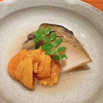 Sushi Mutou - 蝦夷鮑と馬糞ウニ。ウニには軽く熱を加えて栗食感を演出