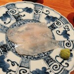 Sushi Mutou - 天然トラフグの厚切りです。塩と煎り酒が振られています