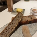 フランス料理 エステール by アラン・デュカス - 蕎麦粉のパン、オリーブのパン