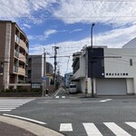 ITARU - お店はこの信号を渡り、左側二棟目のビルです。