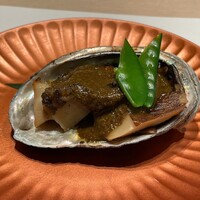 新宿 鮨 よこ田 - おつまみから、鮑の肝ソース。奥行きのある肝ソースが絶品。