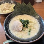 横浜家系ラーメン 鶴乃家 - 醤油ラーメン、もやキャベ