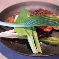 TROIS CUIT ASANUMA - ビストロランチ 1000円 の豚肩ロースの炭火焼 いろいろベリーのマスタードソース