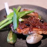TROIS CUIT ASANUMA - ビストロランチ 1000円 の豚肩ロースの炭火焼 いろいろベリーのマスタードソース