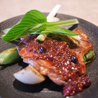 TROIS CUIT ASANUMA - ビストロランチ 1000円 の豚肩ロースの炭火焼 いろいろベリーのマスタードソース