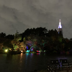 カープ - 新宿御苑プロジェクションマッピング。NTTビルきれい。