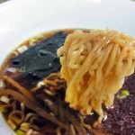 三益 - 自家製の中細ちぢれ麺