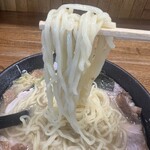 らーめん みずさわ - 麺。北海道味噌とは一線を画す、白い麺。これが新潟なのか？