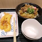 Hanamaru Udon - 牛すきぶっかけ（小）690円税込+いか天150円税込+大海老天190円税込ですってぇ〜♪