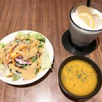 サティスファクション - サラダ・ダルスープ・リンゴラッシー