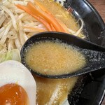 Sapporo Jukusei Miso Ramen Takumi Kami - 「味噌ラーメン」のスープ
      2023年12月1日