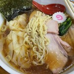 Tora Shokudou - 焼豚の下にワンタン、麺は平打ち