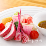 Furu Ente - 四季折々の味覚を堪能。彩り豊かな『季節野菜のバーニャカウダ』