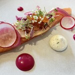 サンセリテ - ◉前菜
      　タスマニアサーモンのミ・キュイ
      　ビーツとフランボワーズのビネガーソース
      　※ビーツのソースは、まるで外国製ブランドの
      　　口紅のように綺麗な色でした(^｡^)