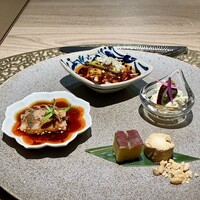 中国菜 ARATA - 季節の前菜盛り合わせ
                ◇ さつま芋と塩漬け玉子の寄せ物
                ◇ 牛タンと蜂の巣の麻辣和え トンナムルのせ
                ◇ よだれ鶏 乾燥の山くらげ
                ◇ アボカド入りピータン豆腐