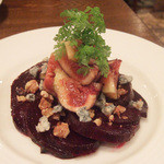 organ - ビーツと無花果、胡桃とブルーチーズのサラダ(950円)