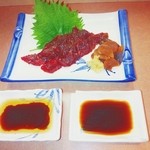 ゑびすや - くじら刺
(1) 薬味を巻いてお醤油で
(2) ごま油入りのお醤油で